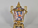 un vase posé sur un support sur une table