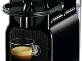 gros plan d'une machine à café avec une tasse de café
