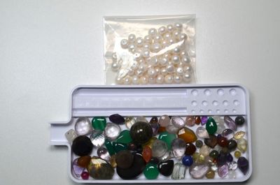 un sachet de perles et un sachet de perles de culture posés sur une table