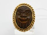 une bague en or sur laquelle est gravé le visage d'un homme