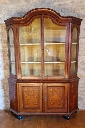MEUBLE VITRINE à section trapézoïdale, en bois de placage ri…
