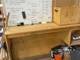 un tableau blanc accroché au mur à côté d'un établi