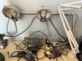 une table sur laquelle se trouvent tout un tas d'appareils électriques