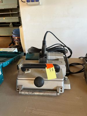 une machine posée sur une table
