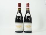 deux bouteilles de vin rouge posées l'une à côté de l'autre sur une table