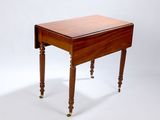 une petite table avec un abattant sur le plateau