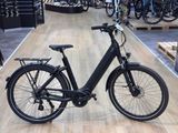un vélo noir exposé dans un magasin