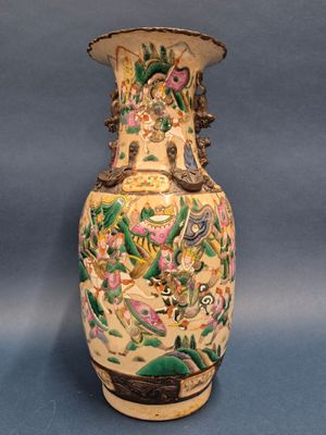 CHINE Vase de forme balustre en céramique émaillée polychrom…