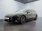 une voiture grise garée dans une grande pièce aux murs blancs
