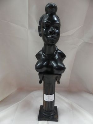 statue d'une femme tenant un oiseau sur la tête