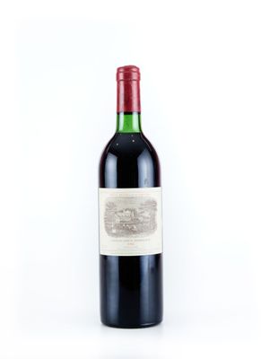 une bouteille de vin posée sur une table