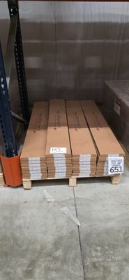 une grande pile de cartons sur une palette dans un entrepôt