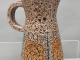un vase marron et noir exposé dans une vitrine
