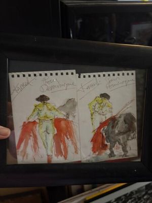 une photo d'une personne tenant une photo d'un homme à cheval