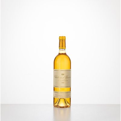 une bouteille de vin blanc posée sur une table