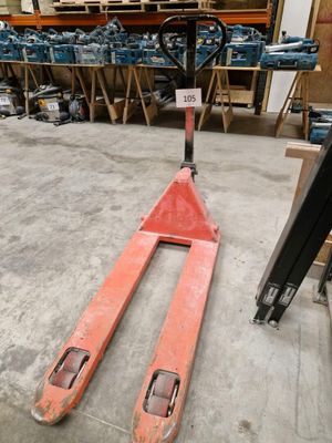 un chariot élévateur garé au milieu de l'entrepôt