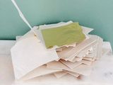 une pile de papiers posée sur une table, avec un stylo