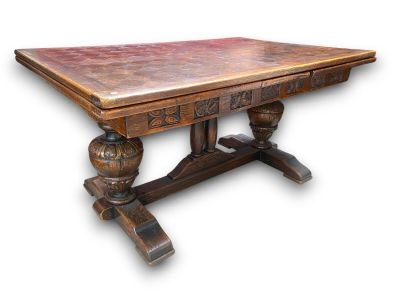 la table est en bois et a un plateau en cuir marron