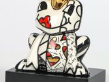 the figurine has a crown on top of it ' s head