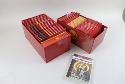 deux boîtes rouges contenant des livres, posées sur une table