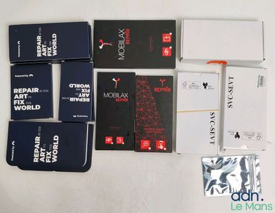 beaucoup de livres qui traînent sur la table