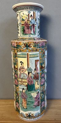 un vase posé sur une table devant un mur