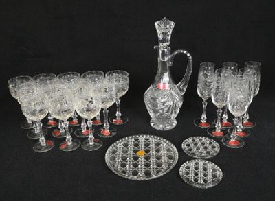 beaucoup de verres à vin et un pichet sur la table