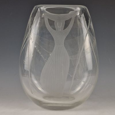 un vase en verre avec un motif sur une table