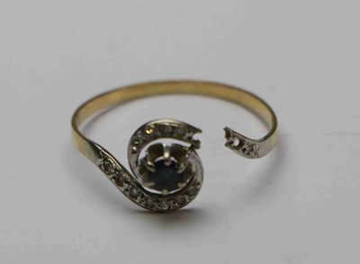une image représentant une bague en or sertie d'un diamant noir