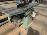 une machine posée sur une table dans une pièce
