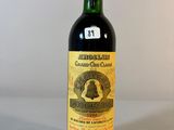 une bouteille de vin posée sur une table