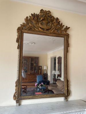 un miroir posé sur la cheminée du salon