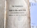 un vieux livre recouvert d'une feuille de papier