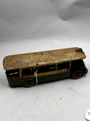un petit bus en jouet posé à côté d'une étiquette