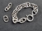 bracelet plaqué argent avec une chaîne et un fermoir, sur fond noir