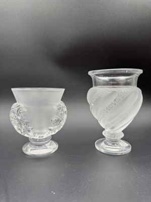 trois vases en verre posés les uns à côté des autres sur une table