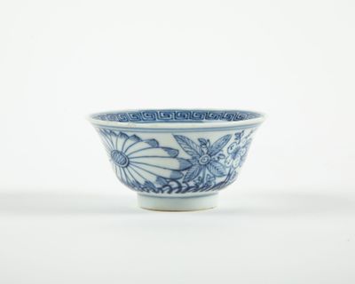 bol bleu et blanc orné d'un motif floral sur le bord