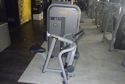 une machine qui se trouve dans une salle de sport