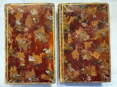 une paire de bibliothèques anciennes peintes en rouge et or