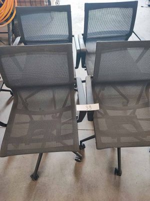 deux chaises à roulettes et une table sur lesquelles est posée une pancarte