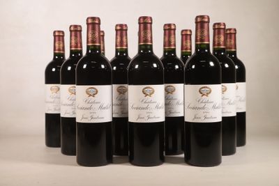 six bouteilles de vin sont alignées sur une table