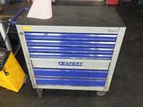 une armoire à outils bleue surmontée d'un cône