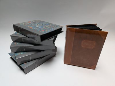 plusieurs livres sont empilés sur une table