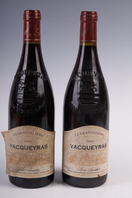 deux bouteilles de vin rouge posées l'une à côté de l'autre sur une table