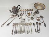 un assortiment d'argenterie comprenant des théières, des cuillères et d'autres objets