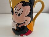 tasse à café Mickey Mouse avec un visage rigolo dessus