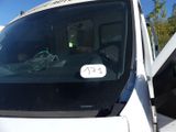 une camionnette blanche sur laquelle est collé un autocollant sur le côté