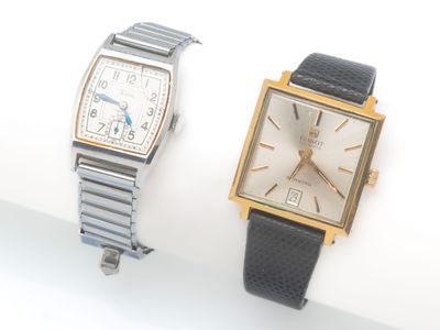 deux montres assises l'une à côté de l'autre sur une surface blanche