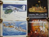 des affiches accrochées au mur au-dessus des toilettes dans la salle de bains