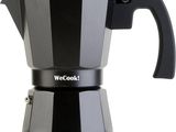 une cafetière noire et argentée sur fond blanc